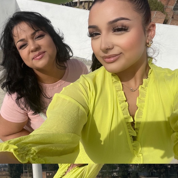 Lime green dress so pretty and flowy - Picture 5 of 5